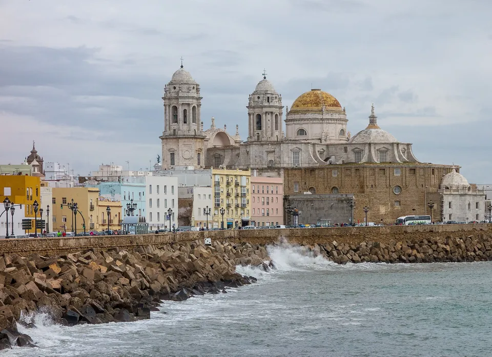 Vista de Cádiz con la catedral junto al mar